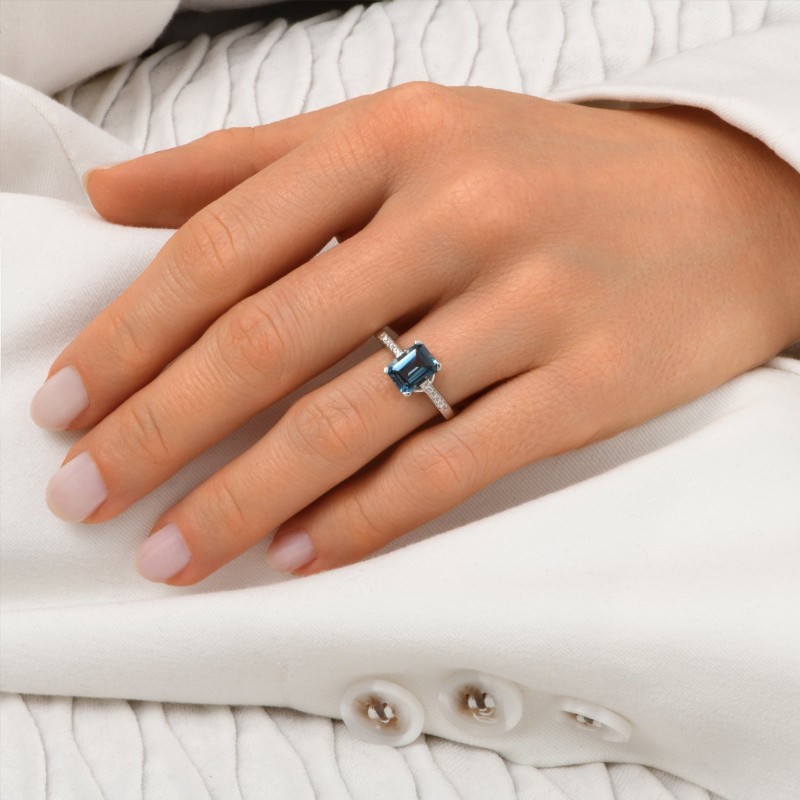 Bague Lou pierre fine et émeraude en or 18 carats